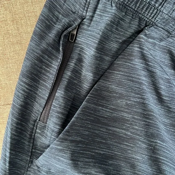 Lululemon Men’s Blue XL Short w/ zippered pocket and inner liner. - Picture 6 of 6